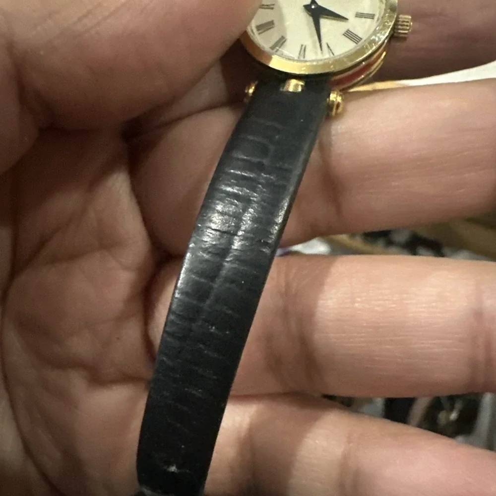 Vintage Authentic Gucci Swiss Made Ladies Watch Burgandi Sherry Line 22mm Repair